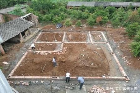 農村建房基礎怎么做最好省錢（農村建房地基選材技巧農村建房施工團隊選擇指南）